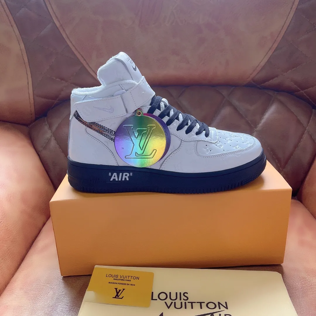 P500 Loui* Vuitto* x OFF-WHITE x Nike tripartite collaboration! Trendy and cool men's high-top casual sports shoes with unrivaled color matching. The design idea basically continues the style of THE TEN. The Swoosh line and tongue label have a very familiar visual effect and are both fashionable and trendy! A must-have for fashionistas! The effect on your feet is absolutely stunning! Size: 38-45